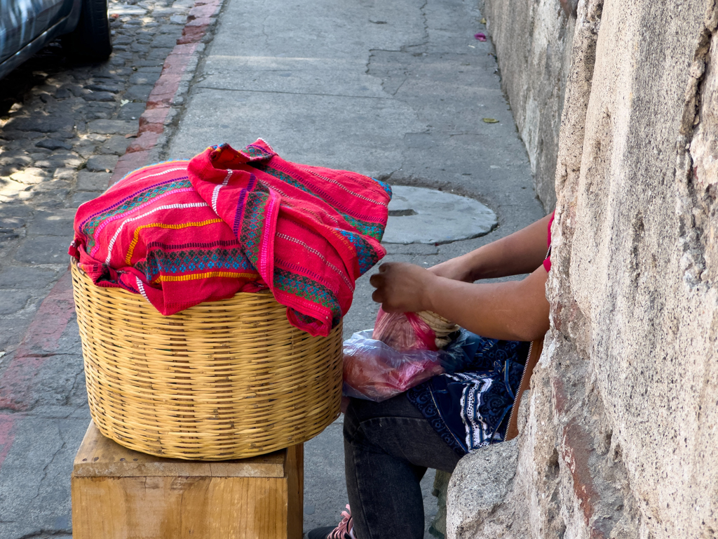 Tortillas Strassenverkauf. Aus dem grossen Korb rein in die kleine Tüte