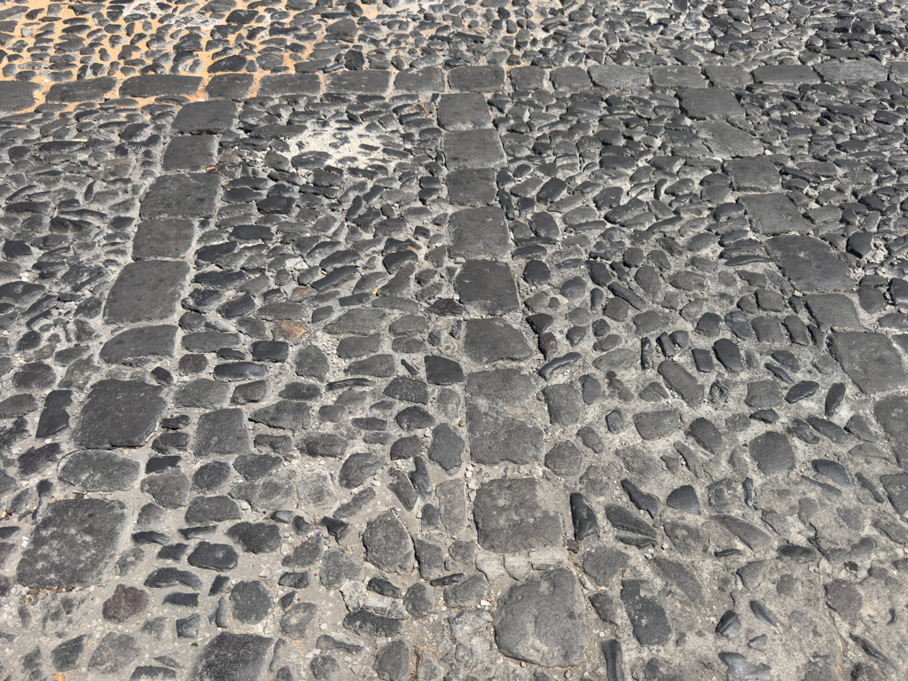 Typischer Strassenbelag hier in Antigua. Schön aber laut, uneben und ein ständiges auf und ab...