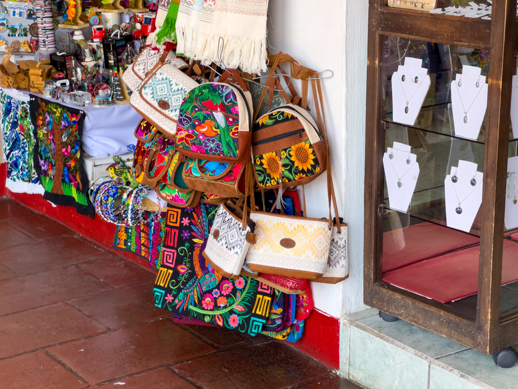 im traditionellen Handwerkermarkt hier in Antigua. Lauter bunte Taschen