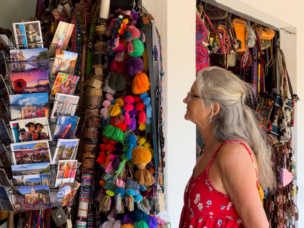 Ma schaut sich interessiert ein kleines Lädeli im Handwerkermarkt hier in Antigua an