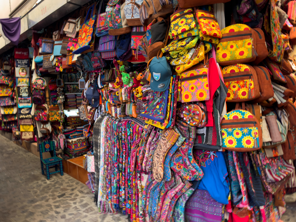 im traditionellen Handwerkermarkt hier in Antigua. Lauter bunte Taschen, Strümpfe und Stoffe
