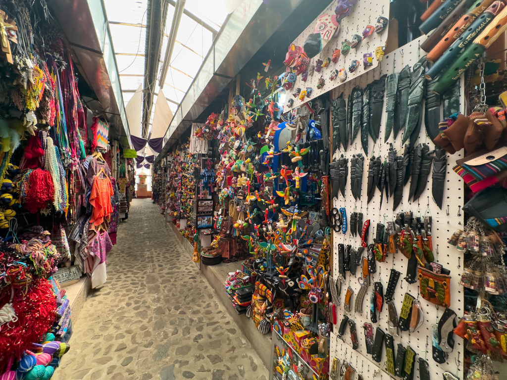 Auch hier im Handwerkermarkt in Antigua lange Gänge mit vielen kleinen Verkaufsständen