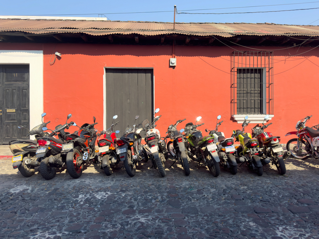 schön in Reih und Glied. Einer der unzähligen Motorradparkplätze hier in Antigua