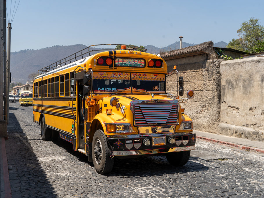 Die schönen alten retro Reisebusse. Bunt, laut und immer voll
