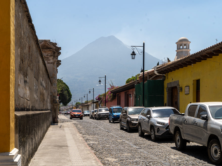 Von jeder Strasse hier in Antigua hat man Aussicht auf einen Vulkan. Hier auf Agua