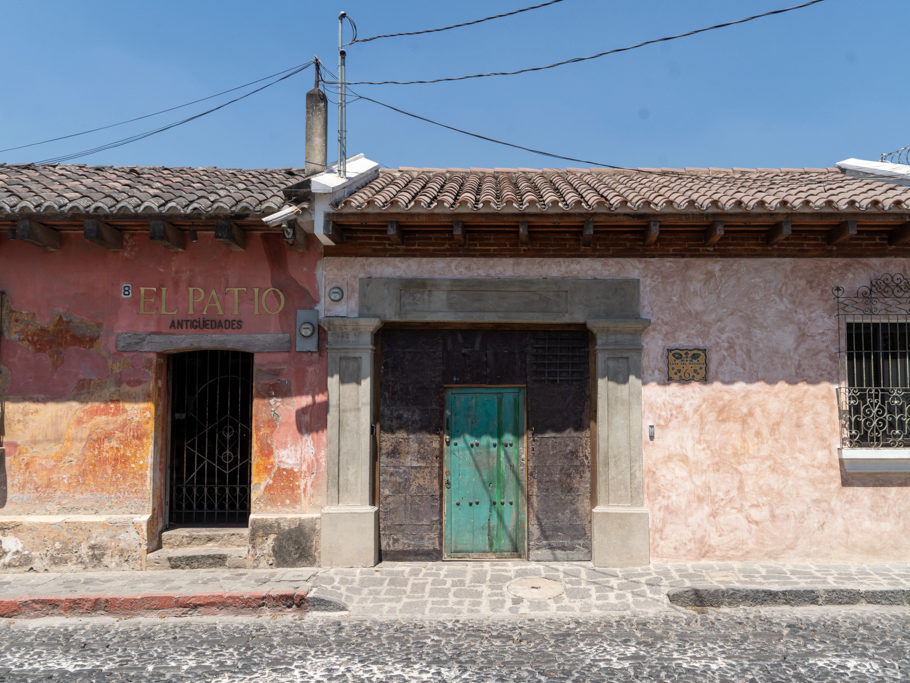 Haus und Toreingang. Strassenbild hier in Antigua