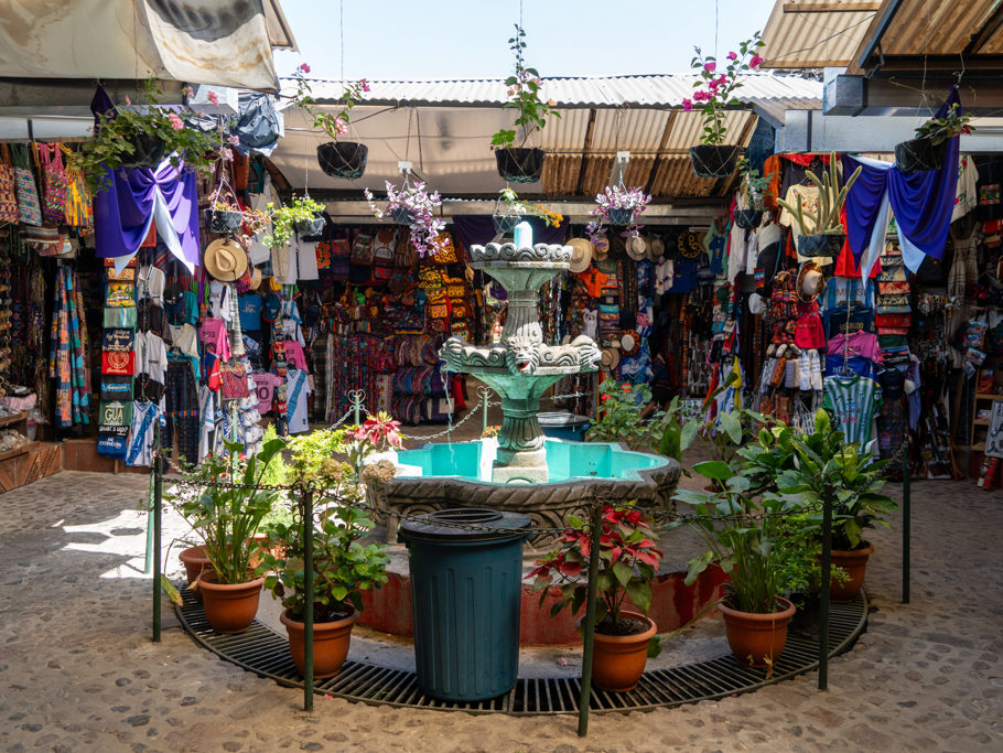 Schöner Innenhof im Handwerkermarkt hier in Antigua