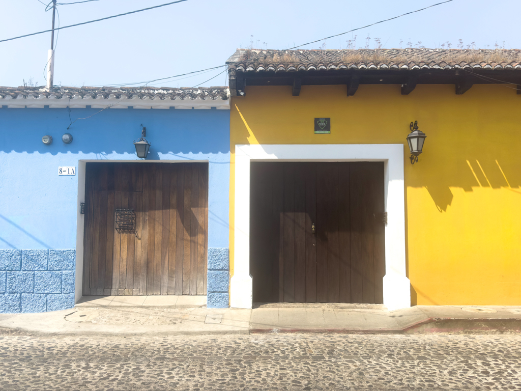 Zwei Toreinfahrten hier in Antigua