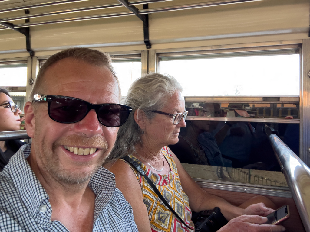 Eine Busfahrt die ist lustig mit lauter Musik und immer auch eine Reise wie auf einem Schüttel-Schleudersitz.