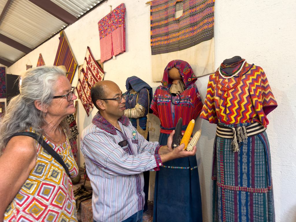 Unser Guide im Textil Museum erklärt die Farben an Hand der unterschiedlichen Farben der Maiskolben