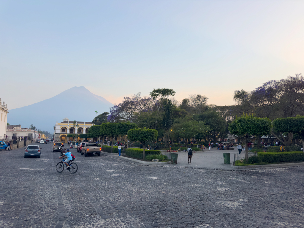 Auch von dem kleinen Marktplatz aus hier in Antigua hat man Blick auf Acatenango