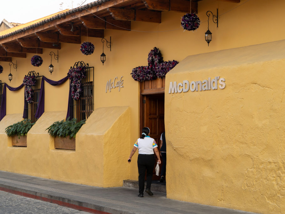 unauffälliger Hintereingang der Mc Donalds Filiale hier in Antigua
