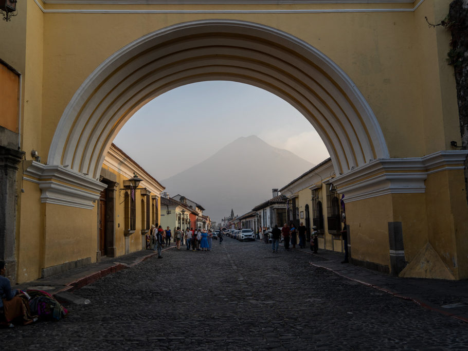Einer der grossen Torbogen hier in Antigua. Von dieser Seite mit Blick auf Agua den Vulkan