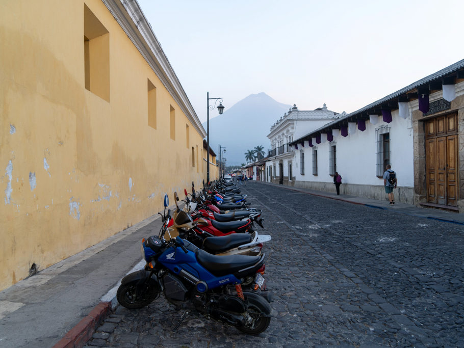 leere Strassenflucht mit Motorradparkplatz und Blick auf Acatenango