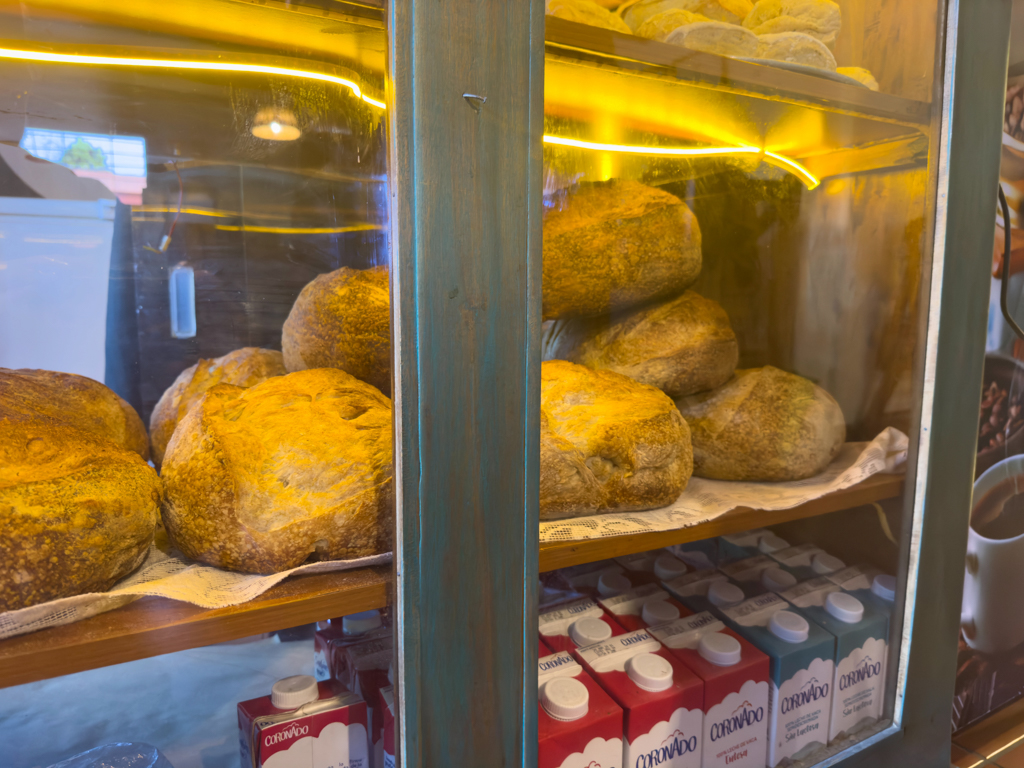 Brotauslage in der Sauerteigbäckerei in Antigua