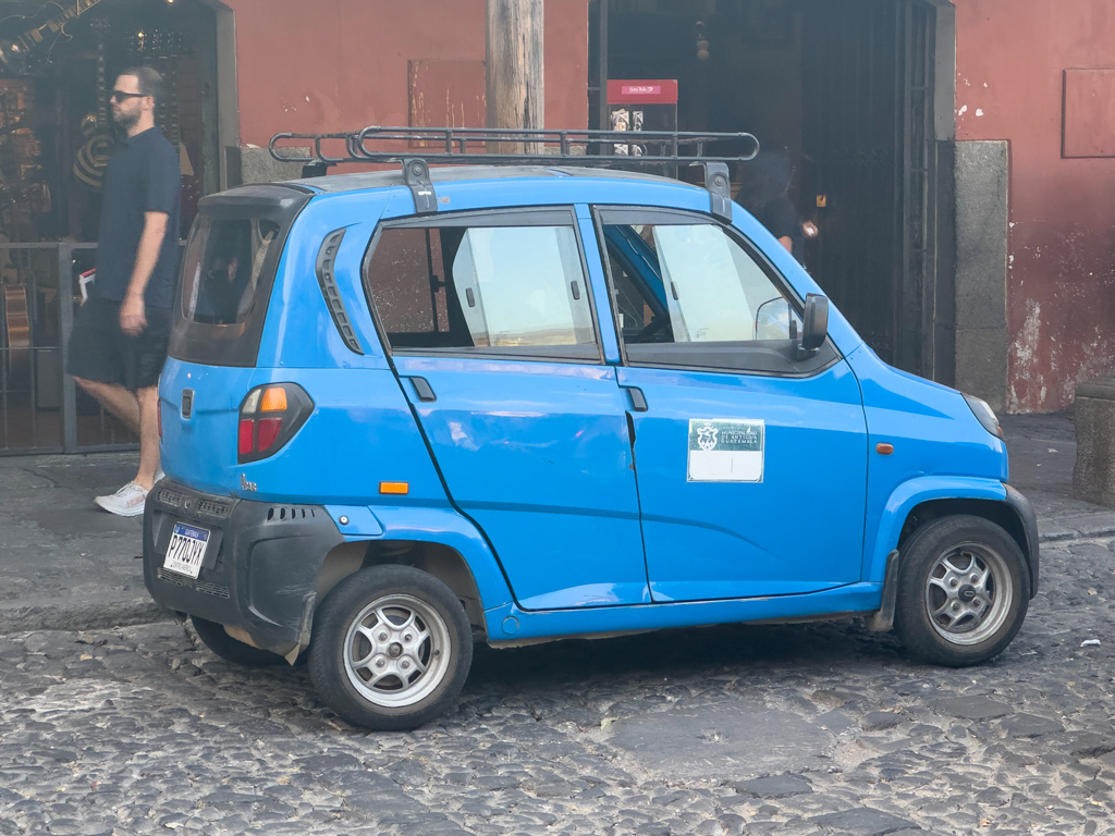 Ein Quete, das preisgünstigste Auto der Welt hier in der "Taxi-Ausführung"