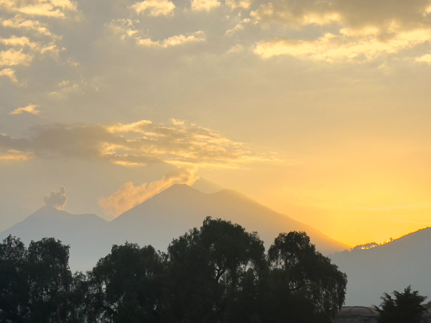 Acatenango und der qualmende Fuego im Licht der untergehenden Sonne