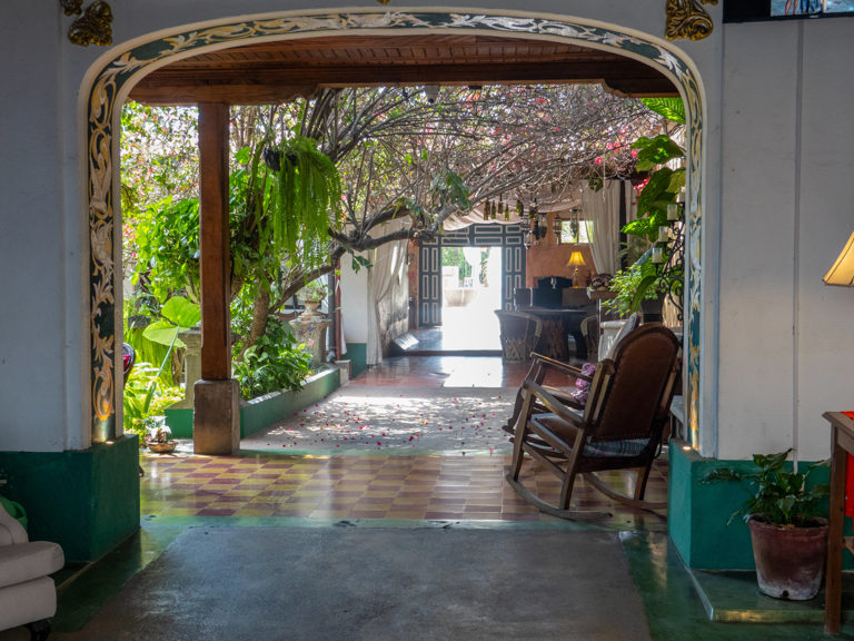 Blick auf den lauschigen grünen Innenhof eines kleinen Cafés in Antigua