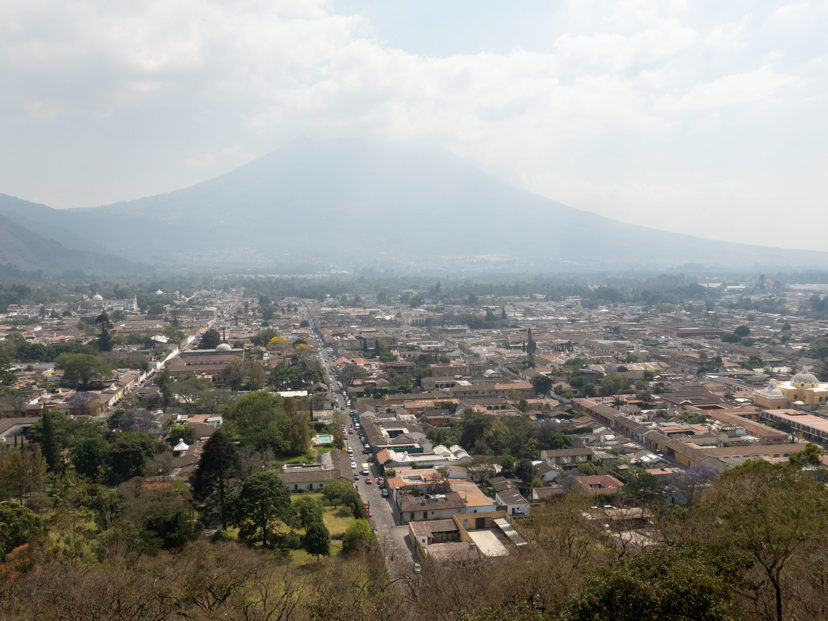 Blick vom Aussichtspunkt Antigua, im Hintergrund der wolkenverhangene Vulkan Agua