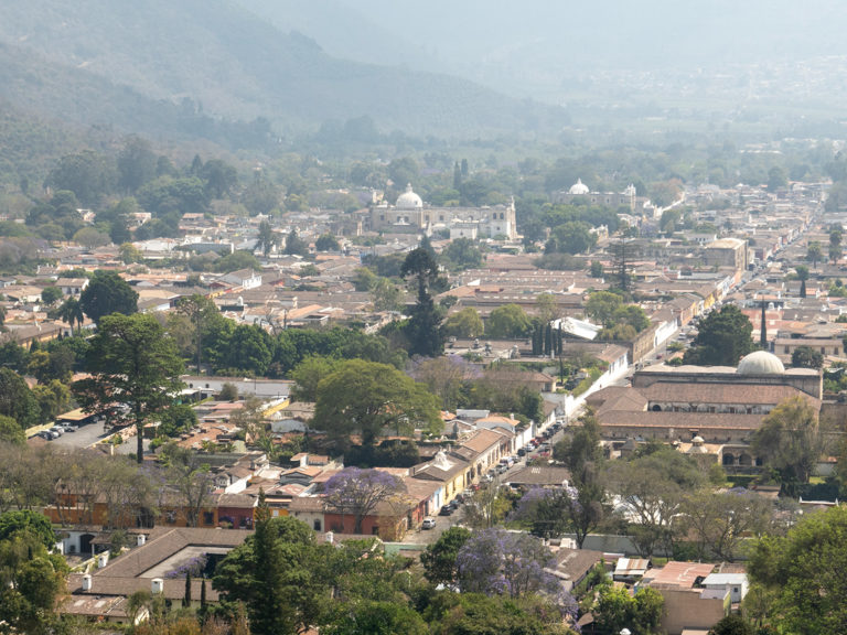 Blick vom Aussichtspunkt Antigua, links oben eine der vielen Kirchen