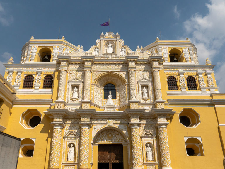 Eine prachtvoll restaurierte Kirchenfassade in Antigua