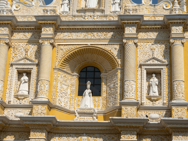 Eine prachtvoll restaurierte Kirchenfassade in Antigua