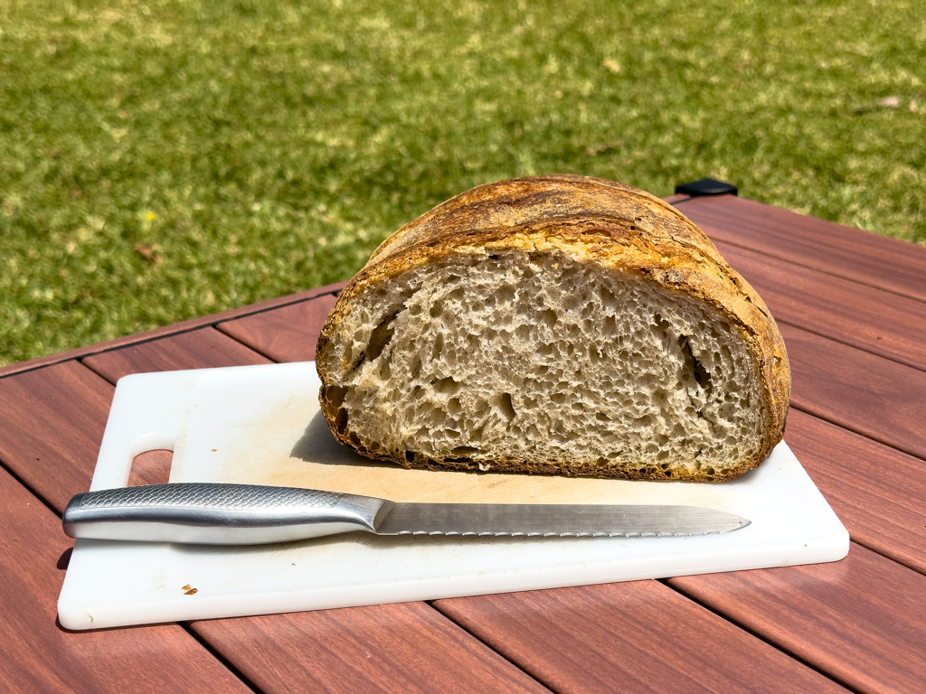 Aufgeschnittenes Sauerteigbrot aus der Bäckerei in Antigua