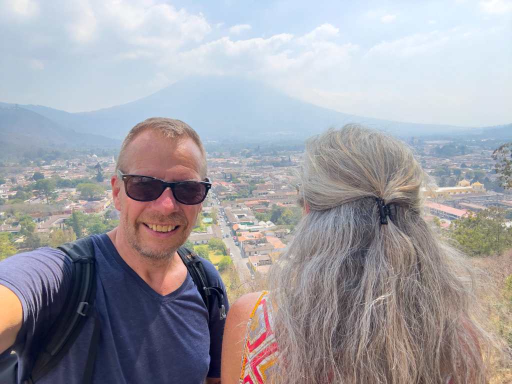 JoMa Selfie auf dem Aussichtspunkt über Antigua; Ma blickt zum Vulkan Agua hinüber.