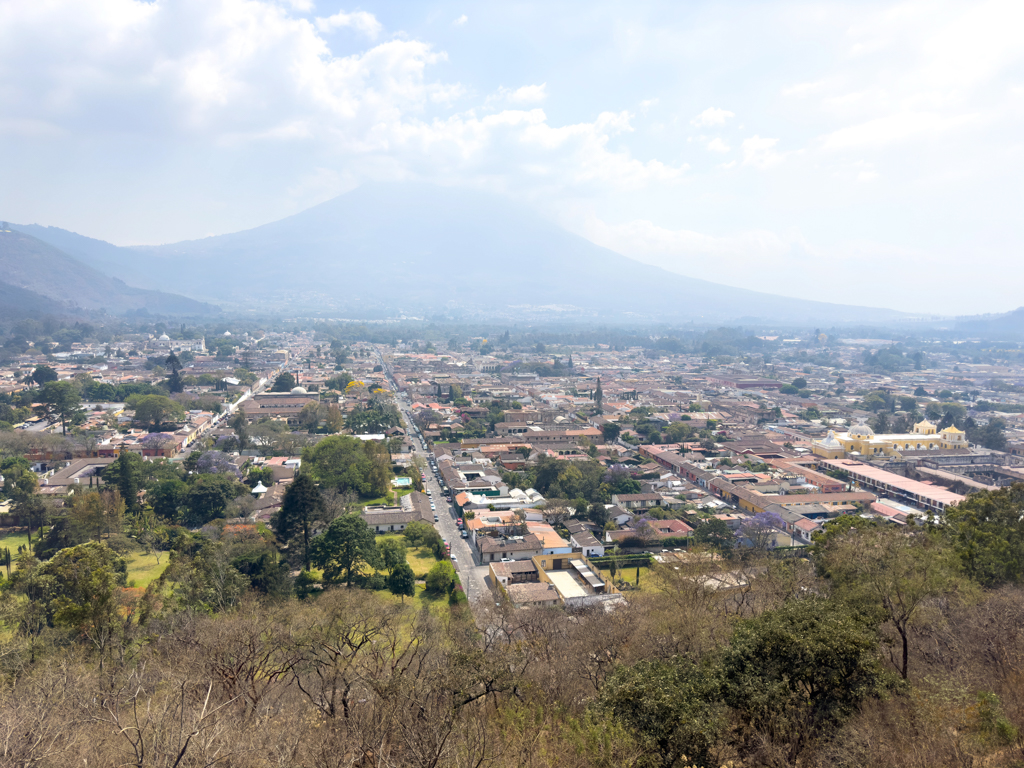 Blick vom Aussichtspunkt Antigua, im Hintergrund der wolkenverhangene Vulkan Agua