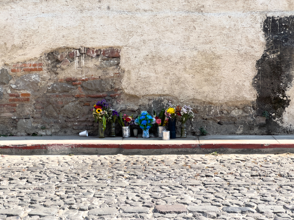 kleine Gedenkstätte am Strassenrand in Antigua
