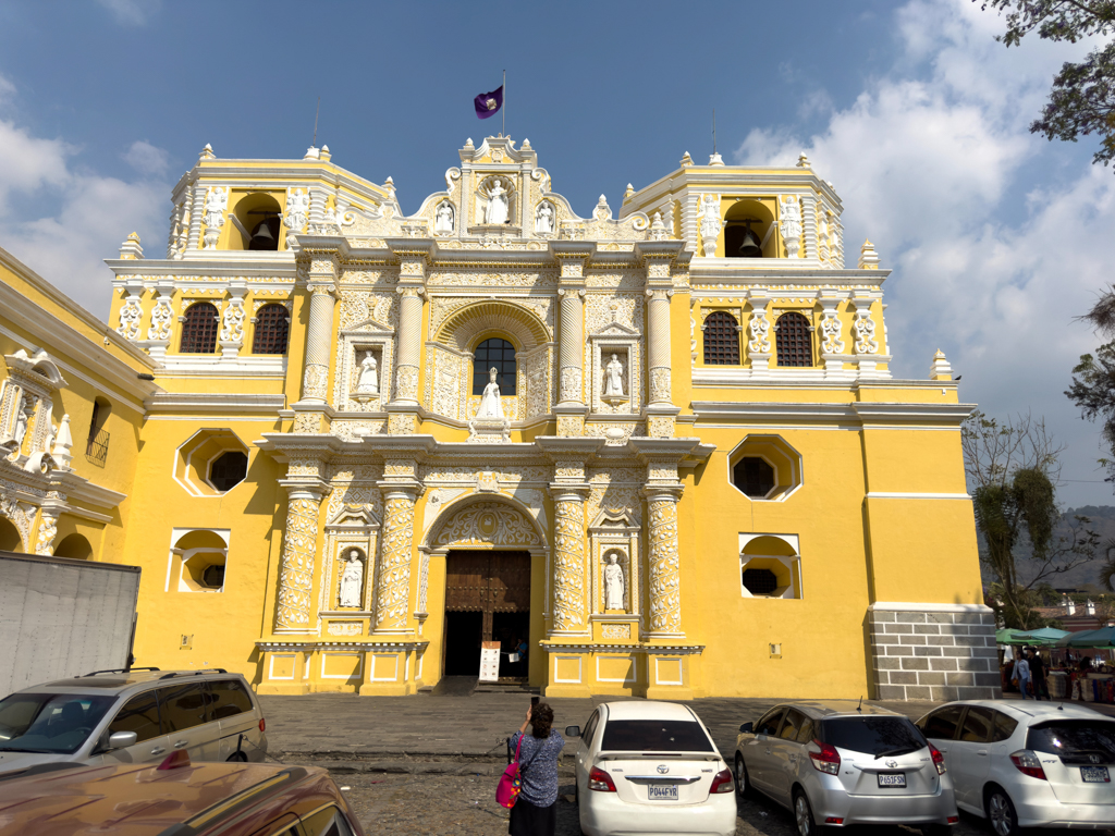Eine prachtvoll restaurierte Kirchenfassade in Antigua