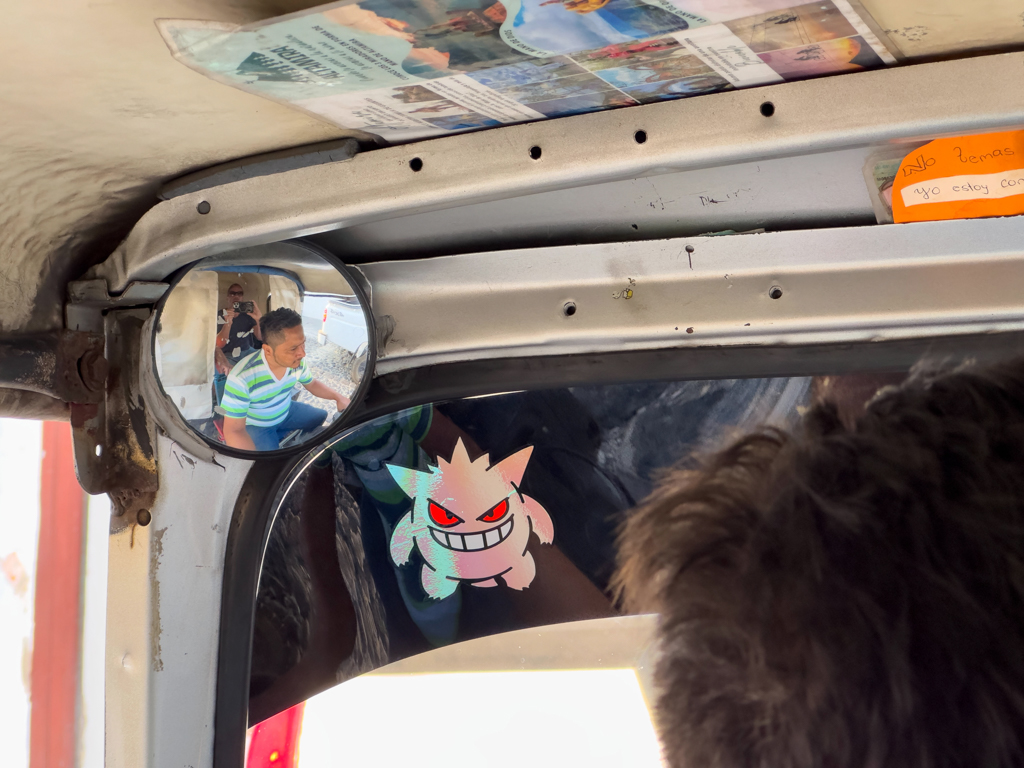 Unser rasender Tuck-Tuck Fahrer mit seinem kleinen Maskottchen an der Scheibe.