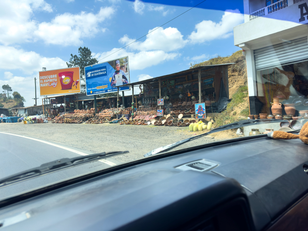 Angebotene Töpferwaren am Strassenrand an der PanAmerikana