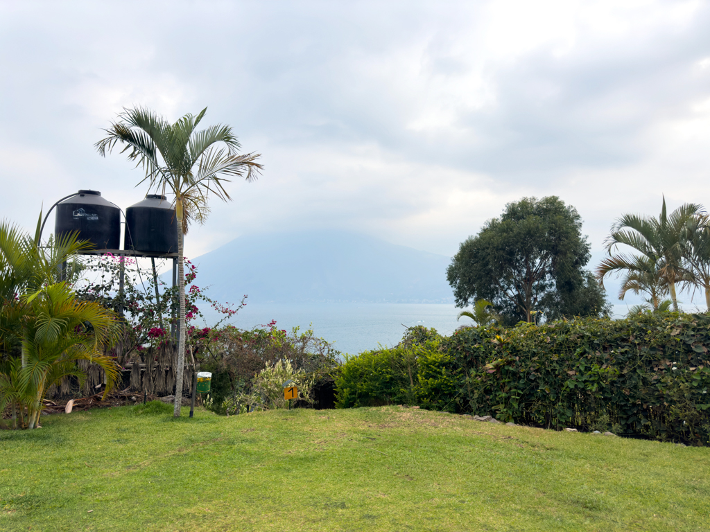 Aussicht vom Campground: Mit tiefen Wolken verhangener Vulkan San Pedro