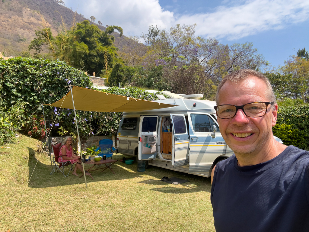 Unsere kleine Nische hier am Zeltplatz Pasajcap, bei Pierre, am Atitlán See. Erstmalig in unserer Reise auch mit Sonnensegel...