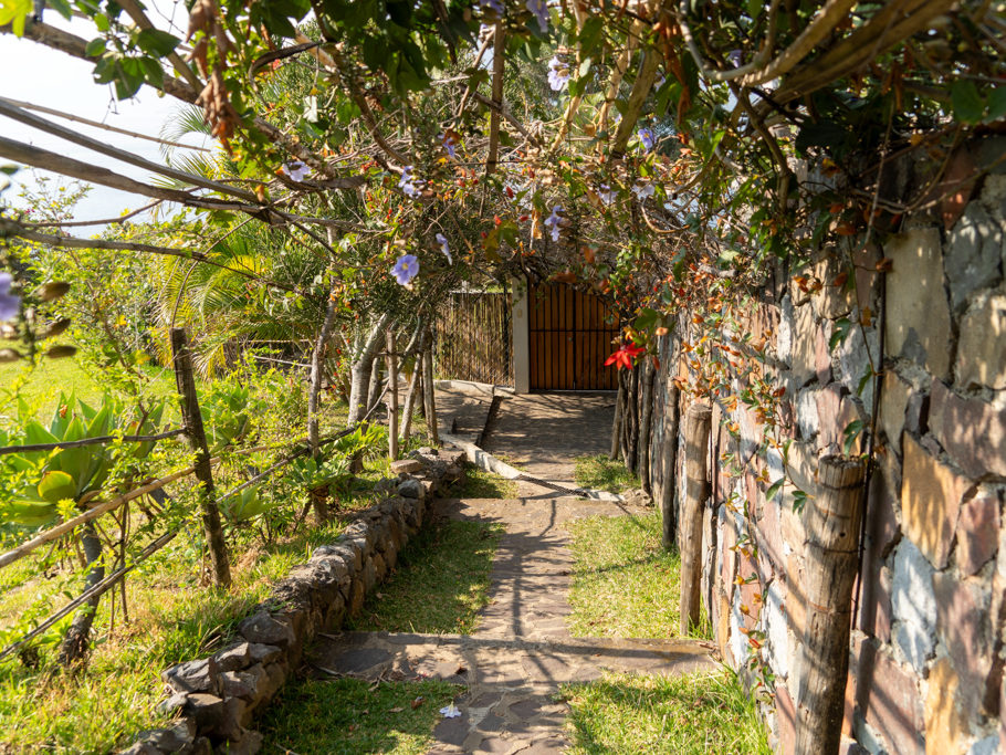 Kleiner, schattiger Laubengang zum See hinunter vom Campground am Lake Atitlan