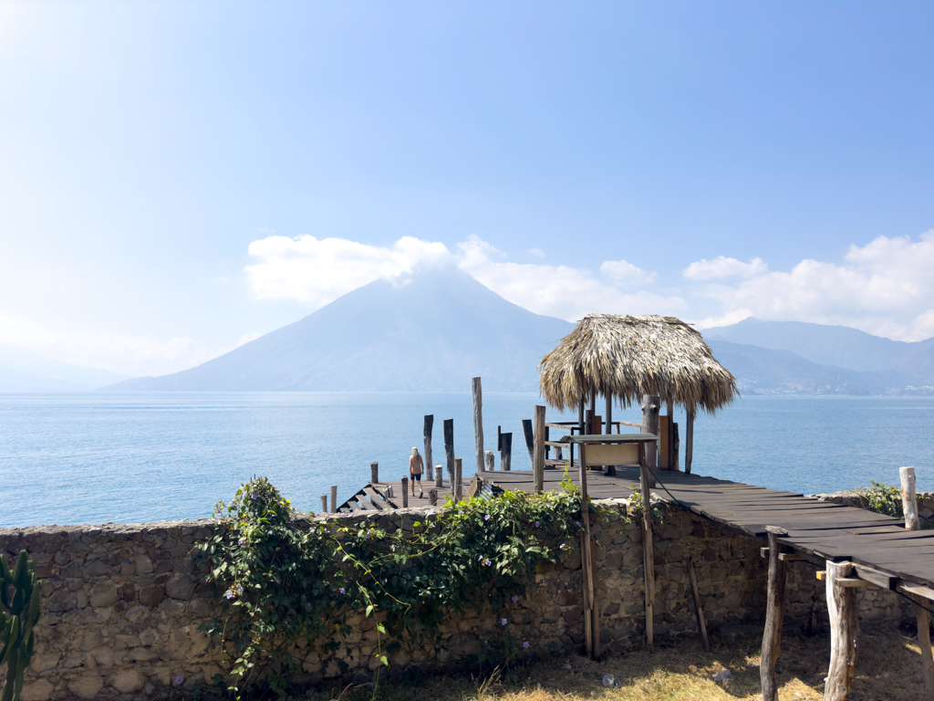 kleines Pano mit Bootssteg aus über Lago Atitlán mit Vulcano San Pedro