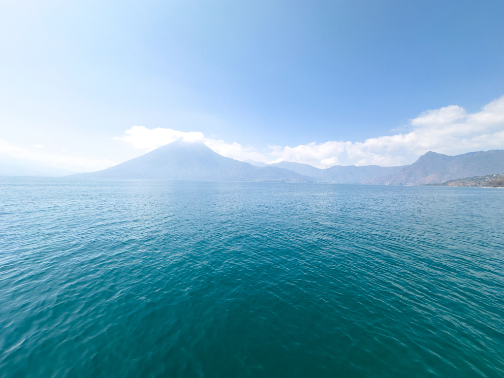 Blick vom Campground aus über Lago Atitlán mit Vulcano San Pedro