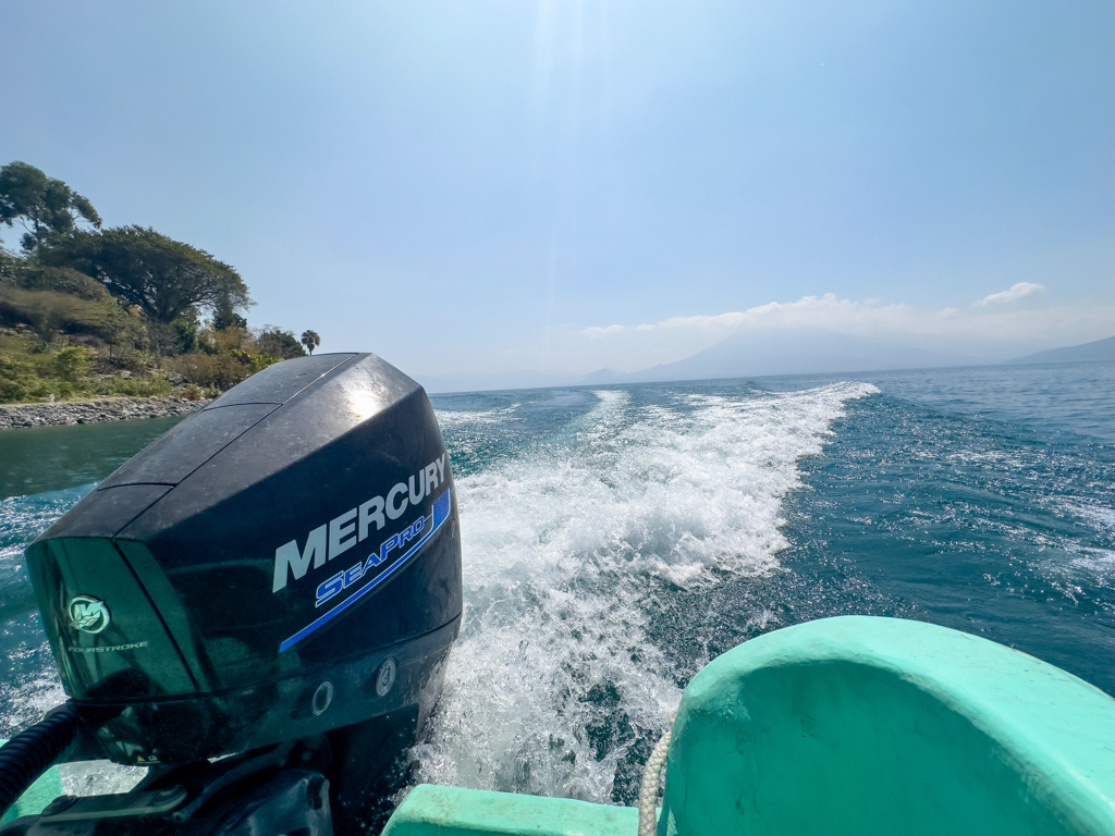 JoMas erste schnelle Bootsfahrt über den Lago Atitlán