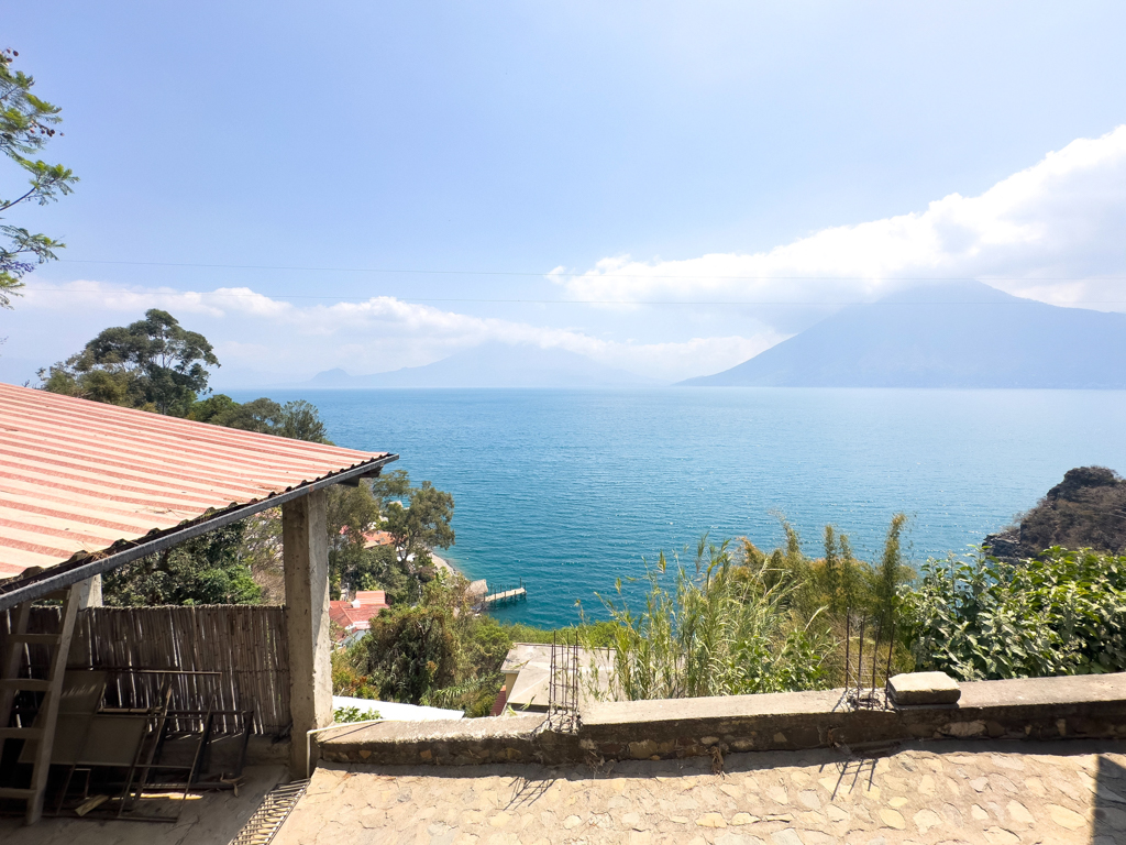 Blick von San Marco aus über Lago Atitlán mit Vulcano San Pedro