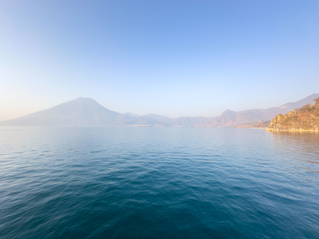 Blick vom Campground aus über Lago Atitlán mit Vulcano San Pedro