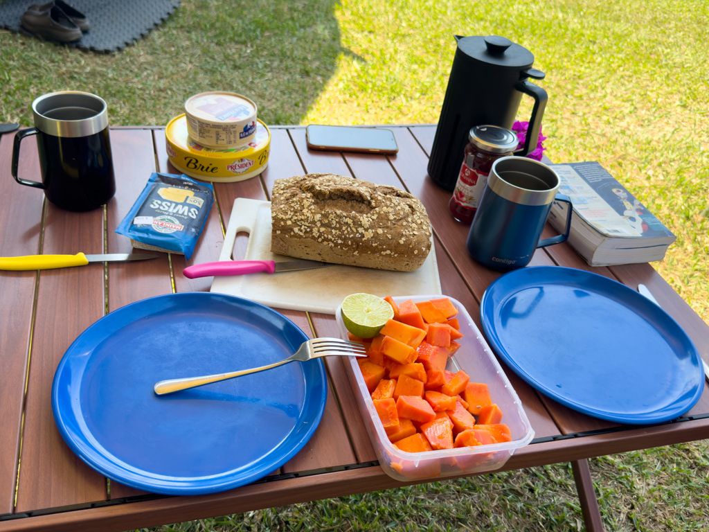 Zmorge mit Papaya, Käse und dem fabelhaften Brot von der Bäckerei aus San Marcos