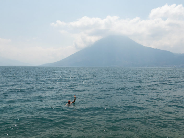 Jo nimmt eine kühles Bad im Lago Atitlán