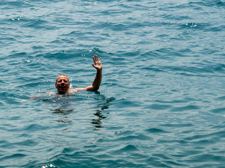 Jo nimmt eine kühles Bad im Lago Atitlán