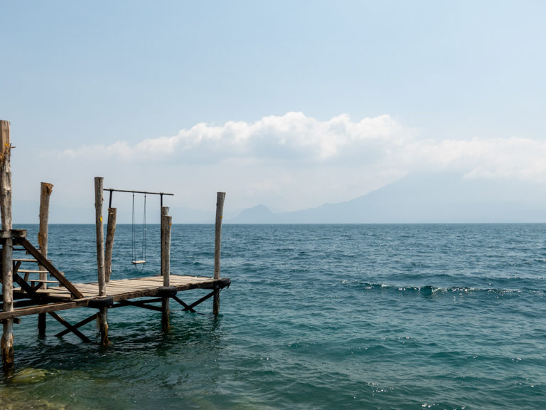Nachbarbootssteg mit Schaukel hier am Lago Atitlán