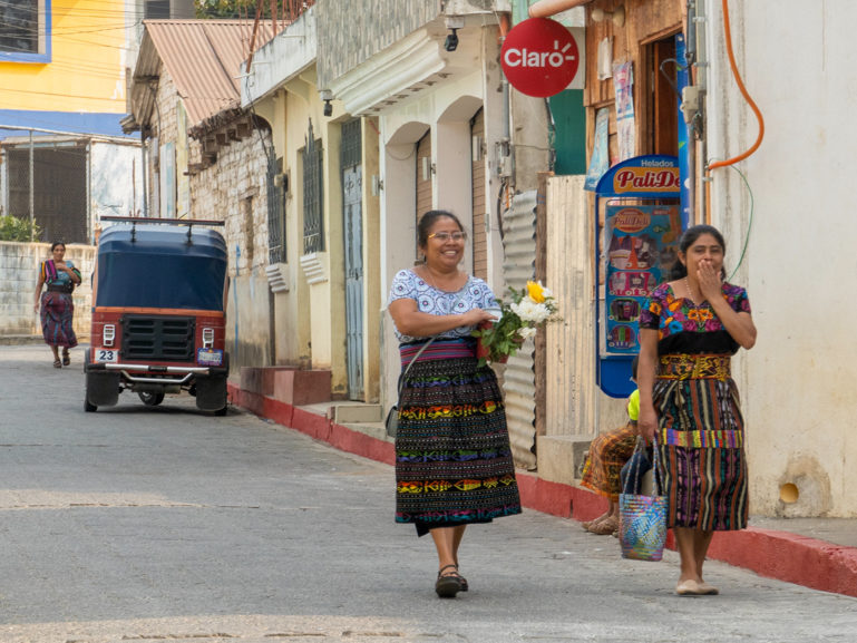 traditionell gekleidete Frauen in San Juan