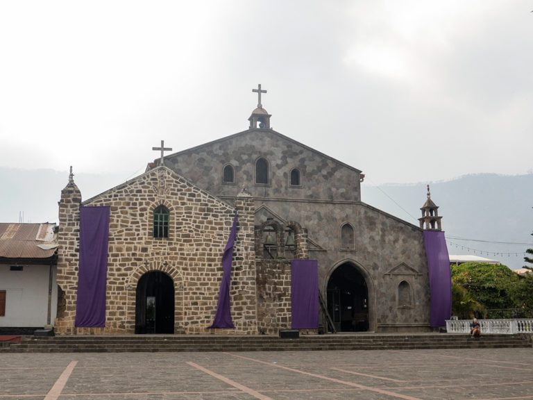 kleiner Zocalo vor der geschmückten Kirche in San Juan
