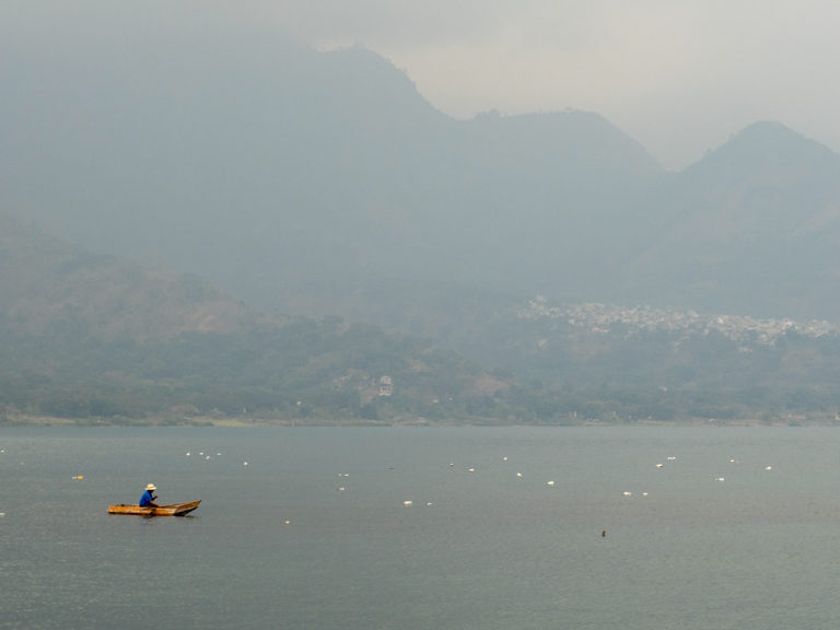 ein einsamer Fischer auf Lago Atitlán