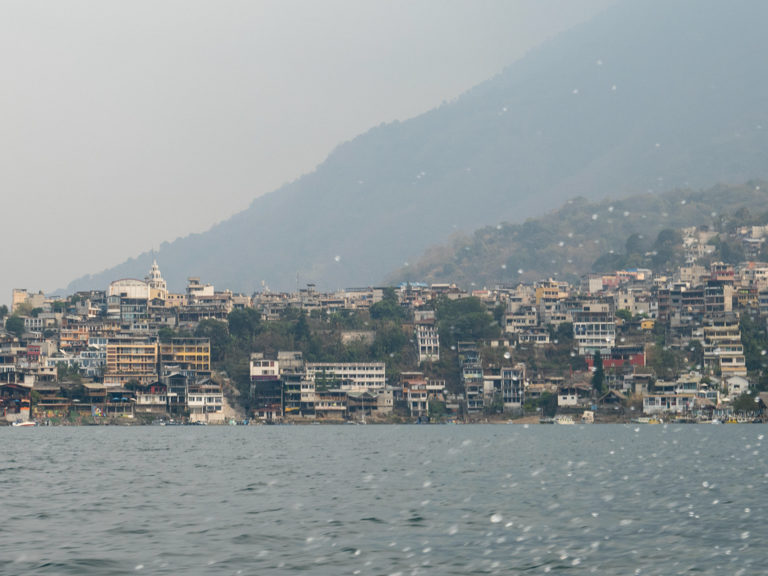 dicht bebautes Seeufer am Lago Atitlán