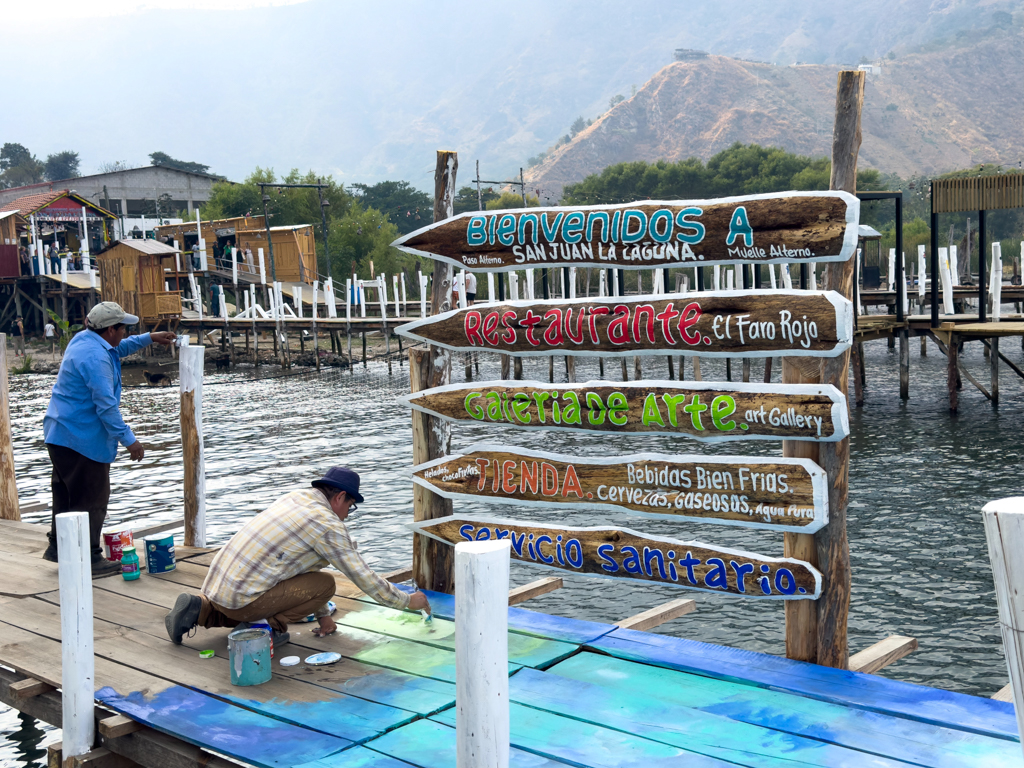 Herzlich Willkommen auf dem Bootssteg in San Juan am Lago Atitlán. Da gehts lang zum Resti, Gallerie, kleinem Lädeli und den WC's